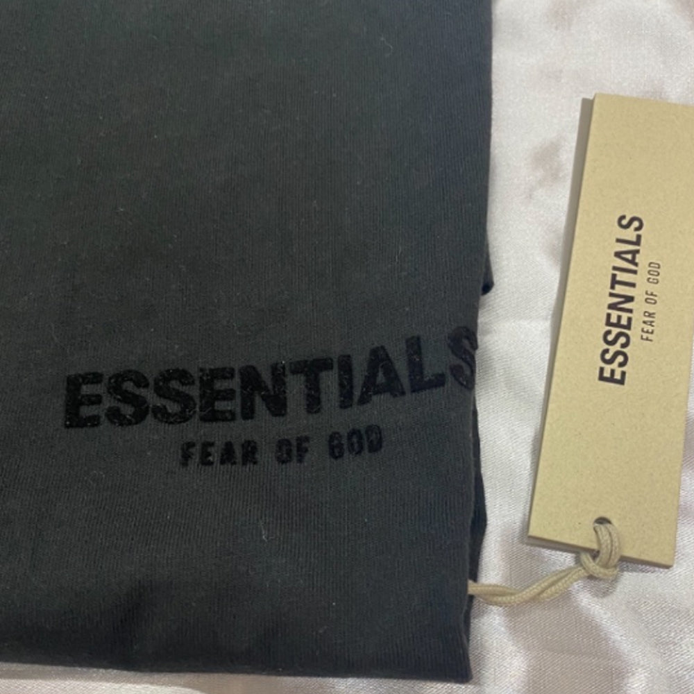 camiseta-fear-of-god-essentials-stretch-limo-ss22